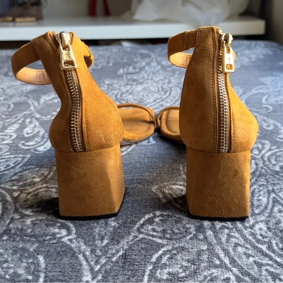 Good American Block Heel Square Toe Sandal in Amber Size 7