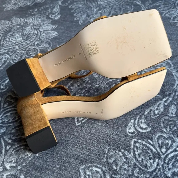 Good American Block Heel Square Toe Sandal in Amber Size 7