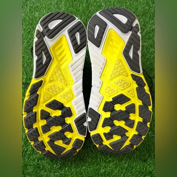 HOKA Men’s Arahi 6 Running Shoes in Cream and Yellow Size 7.5D