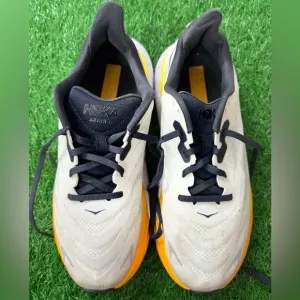 HOKA Men’s Arahi 6 Running Shoes in Cream and Yellow Size 7.5D