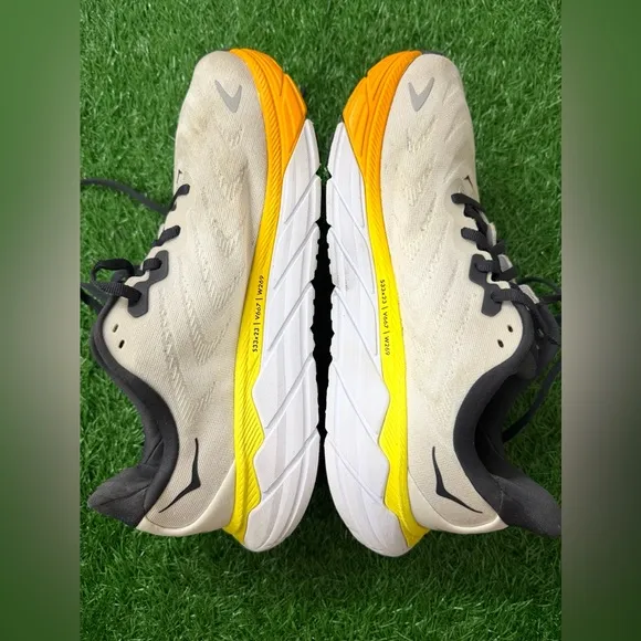 HOKA Men’s Arahi 6 Running Shoes in Cream and Yellow Size 7.5D