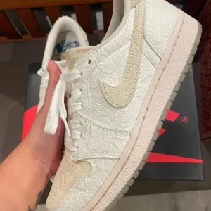 Jordan 1 Low OG Chris Paul Give Them Flowers
