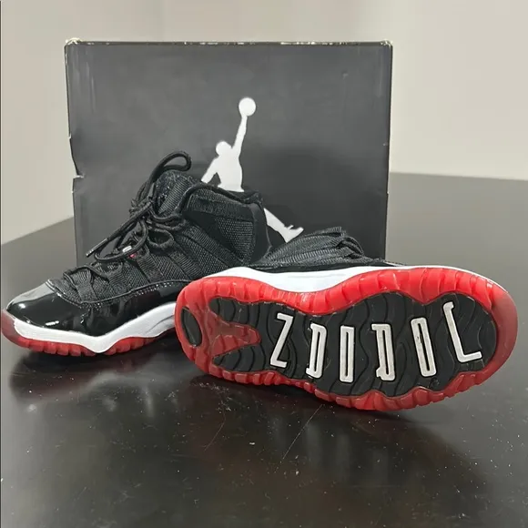 JORDAN 11 RETRO kids Black and Red Basketball Shoes