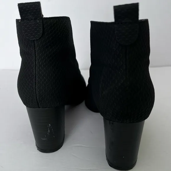 Journee Collection Women’s Bellamy Vegan Leather Heeled Bootie in Black size 7.5
