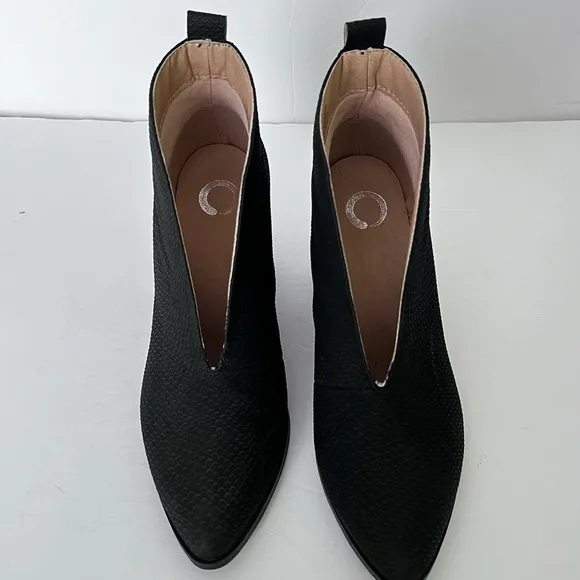 Journee Collection Women’s Bellamy Vegan Leather Heeled Bootie in Black size 7.5