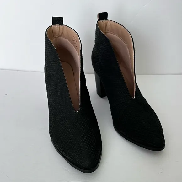 Journee Collection Women’s Bellamy Vegan Leather Heeled Bootie in Black size 7.5