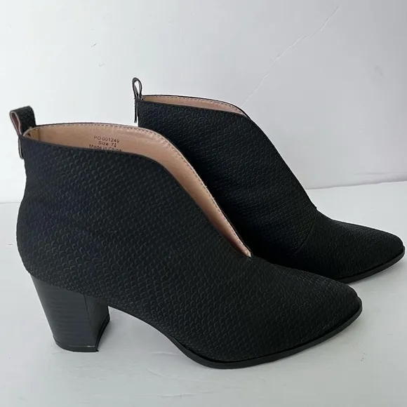 Journee Collection Women’s Bellamy Vegan Leather Heeled Bootie in Black size 7.5