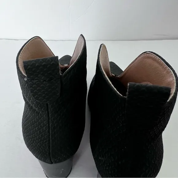 Journee Collection Women’s Bellamy Vegan Leather Heeled Bootie in Black size 7.5