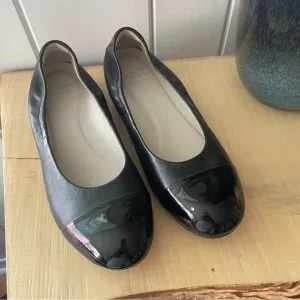 JUST IN Black 9.5-10 Dansko Flats Women’s Business Casual Shoes Size 40