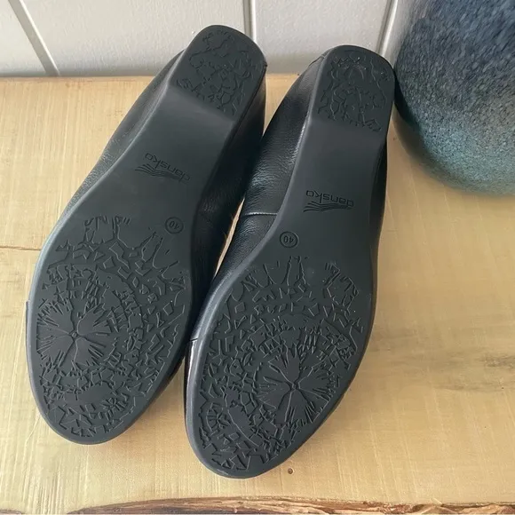 JUST IN Black 9.5-10 Dansko Flats Women’s Business Casual Shoes Size 40