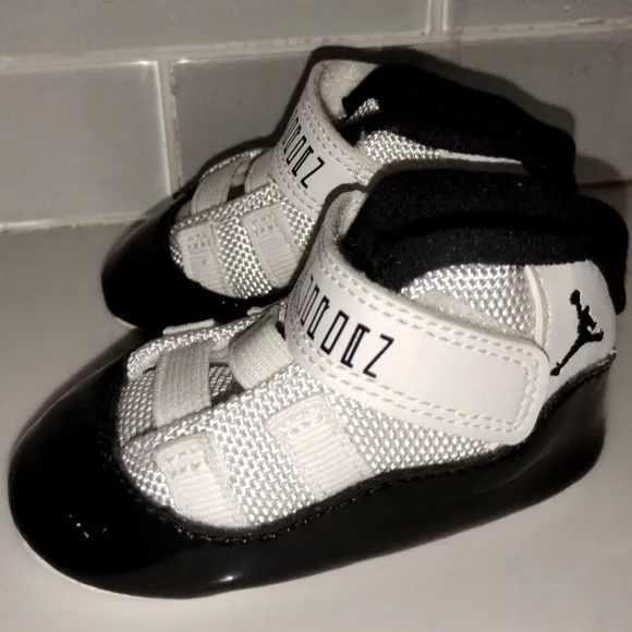 Kids Jordan 11 Retro &quot;Concord&quot; Black and White Shoes size 2C