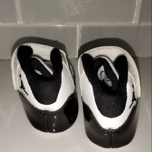 Kids Jordan 11 Retro &quot;Concord&quot; Black and White Shoes size 2C