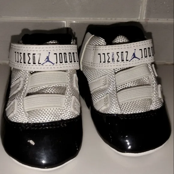 Kids Jordan 11 Retro &quot;Concord&quot; Black and White Shoes size 2C