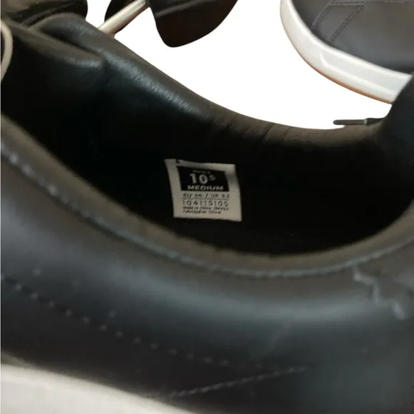 KURU Sneakers Men’s Size 10 Black and White Minimalist Design