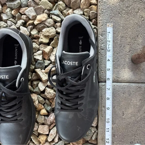 Lacoste Black Sneakers Sleek Leather Design