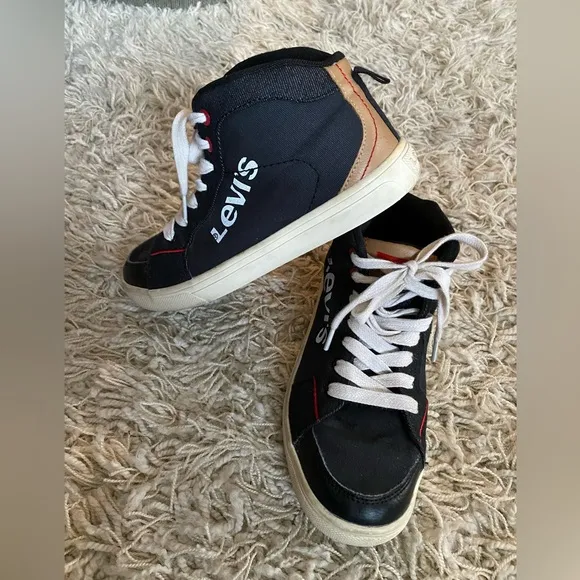 Levi's Sneakers boy kids  size 5