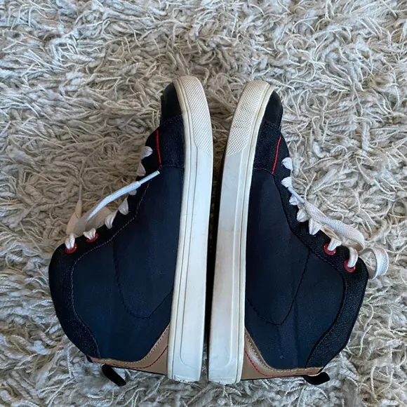 Levi's Sneakers boy kids  size 5