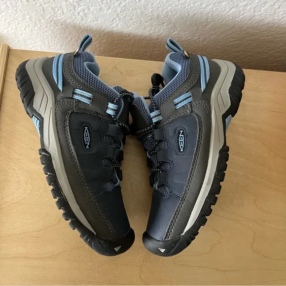 Like-new Keen Targhee Low Steel Hiking Outdoor Shoes Big Kid shoes,size 2