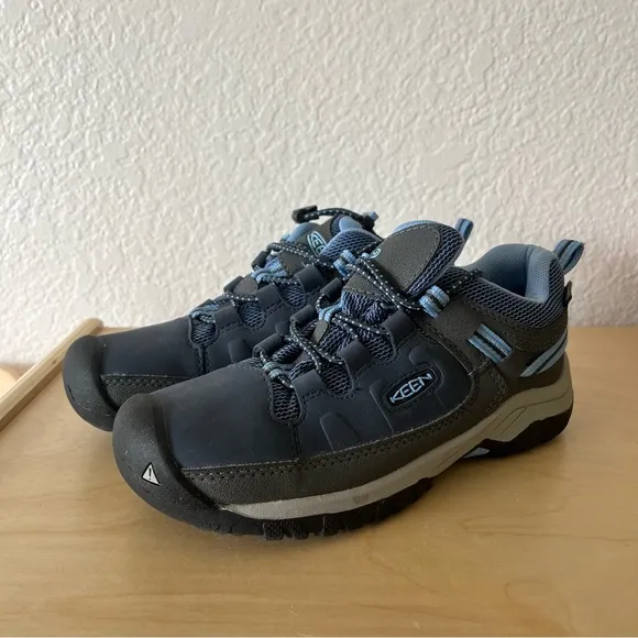 Like-new Keen Targhee Low Steel Hiking Outdoor Shoes Big Kid shoes,size 2