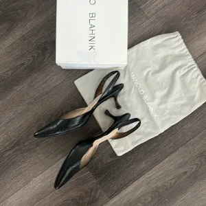 Manolo blahnik 41 Carolyne 50 black leather slingbacks