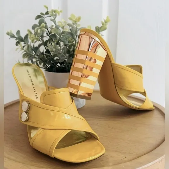 MARC JACOBS ~ Yellow Patent Leather Mirrored 4-Inch Block Heels size 9.5