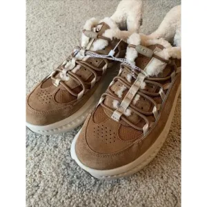 MENS US SIZE 10.5 UGG V2 REMIX HERITAGE SNEAKER CHESTNUT NUBUCK WATERPROOF SHOES