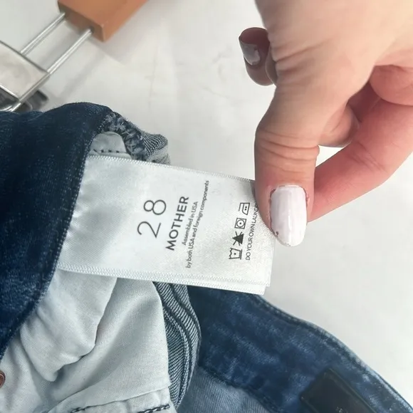 Mother Medium Wash Denim Blue High Rise Skiny Jeans in 5 Pocket Size 28
