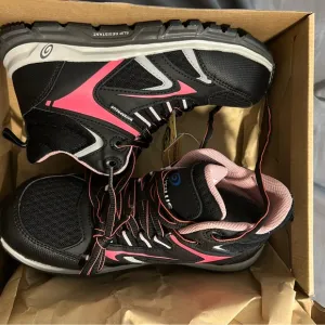 Nautilus Black and Pink Athletic Shoes with Dynamic Design