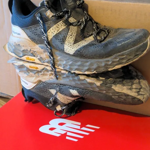 New balance men's size 8 2E wide HierroV5 trail running shoes with vibram sole