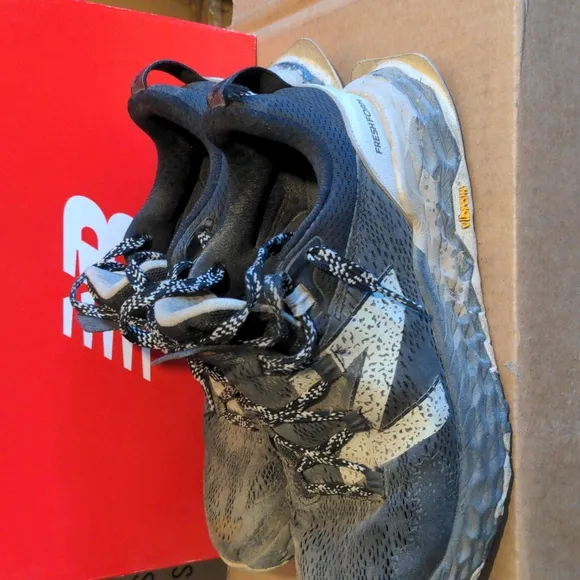 New balance men's size 8 2E wide HierroV5 trail running shoes with vibram sole
