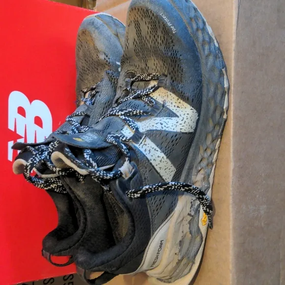 New balance men's size 8 2E wide HierroV5 trail running shoes with vibram sole