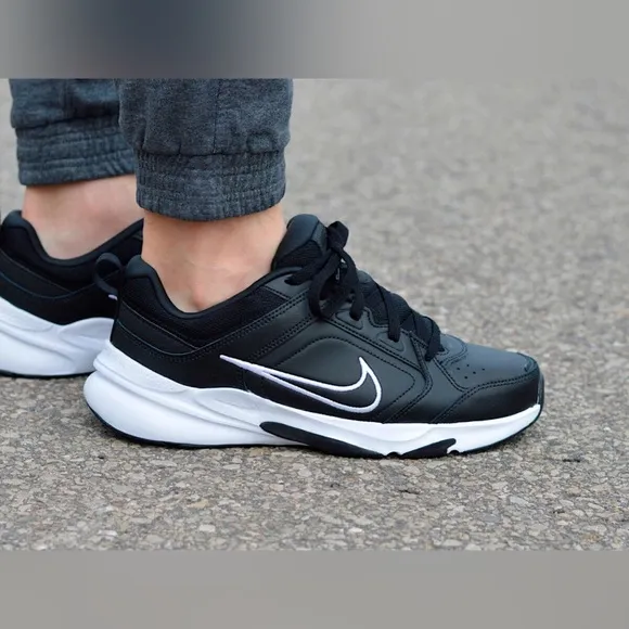 NIB Men’s Size 9.5 Nike Defy All Day Training Sneakers Leather &amp; Mesh In Black