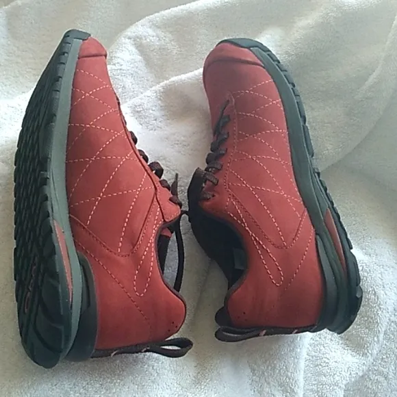 NIB Women's Oboz Bozeman low leather red shoes size 7