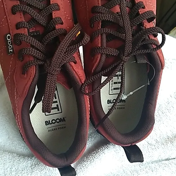 NIB Women's Oboz Bozeman low leather red shoes size 7