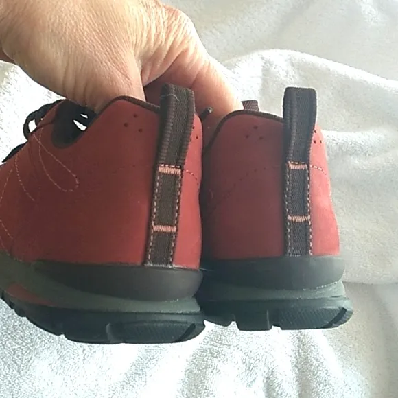 NIB Women's Oboz Bozeman low leather red shoes size 7
