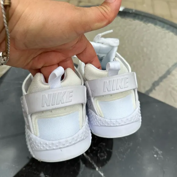 Nike Air Huarache Running Casual Shoes Triple White FV5603-100 Size 4 youth