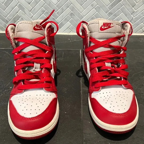 NIKE AIR JORDAN 1 RETRO HIGH OG &quot;VARSITY RED&quot; 3Y
