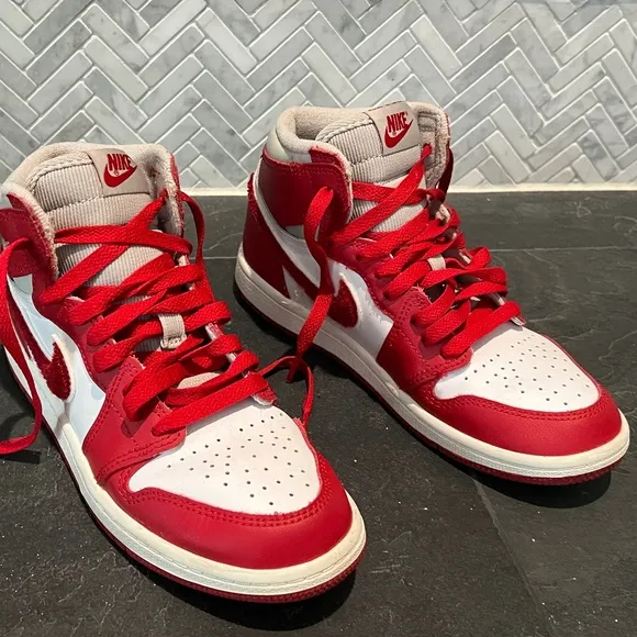 NIKE AIR JORDAN 1 RETRO HIGH OG &quot;VARSITY RED&quot; 3Y