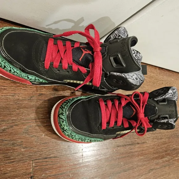 Nike Air Jordan Kids Black and Red Spizike Low Lace Up Sneakers Size 7 Youth