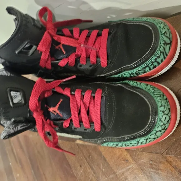 Nike Air Jordan Kids Black and Red Spizike Low Lace Up Sneakers Size 7 Youth