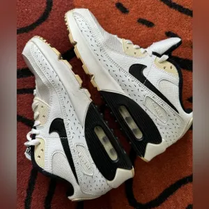 Nike Air Max 90 SwooshFetti Size 6Y Shoes White Black DC9198-100 (gently used)