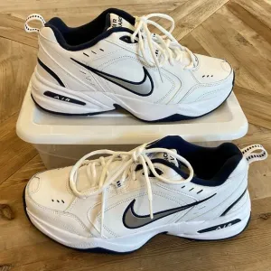 Nike Air Men's Monarch IV White/Metallic Silver Sneakers Size 11.5 *NEW*