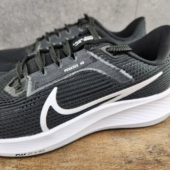Nike Air Zoom Pegasus 40 Size 9.5 Womens Black White Casual Running Shoes
