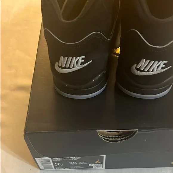 Nike Black and White Sneakers with Padded Collar