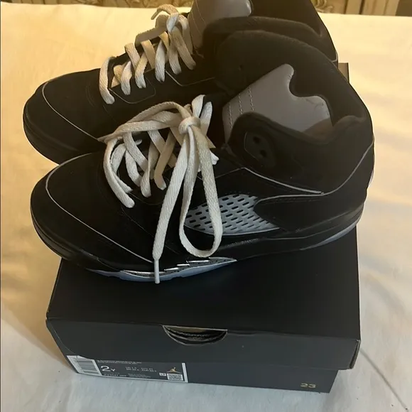 Nike Black and White Sneakers with Padded Collar