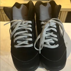 Nike Black and White Sneakers with Padded Collar