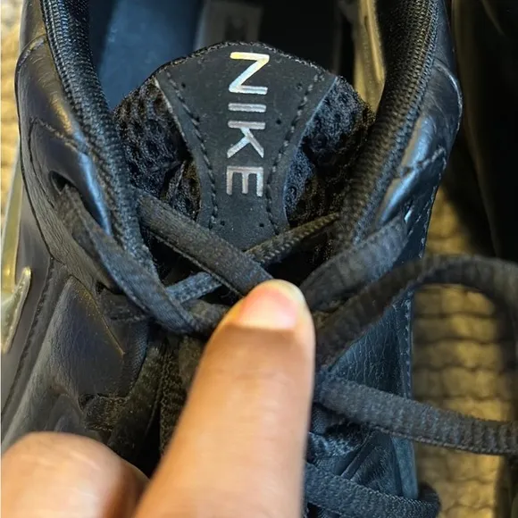 Nike Black Athletic Shoes Sleek Design Versatile Wear