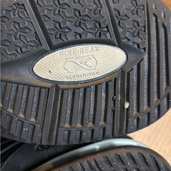 Nike Black Athletic Shoes Sleek Design Versatile Wear