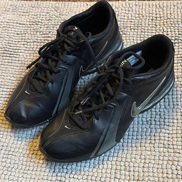 Nike Black Athletic Shoes Sleek Design Versatile Wear