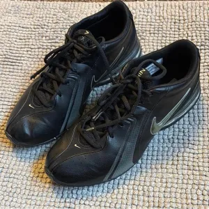 Nike Black Athletic Shoes Sleek Design Versatile Wear